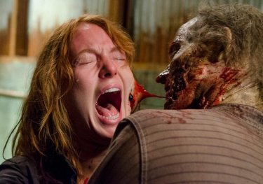 The Walking Dead: l'attrice Alicia Witt in un drammatico momento dell'episodio Nella stessa barca