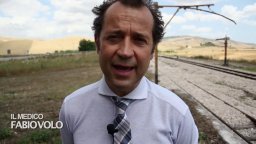 Un paese quasi perfetto - Featurette 'Il medico credulone'