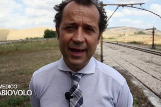 Un paese quasi perfetto - Featurette 'Il medico credulone'