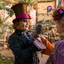 Alice attraverso lo specchio: Johnny Depp e Mia Wasikowska in una scena del film