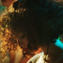 Appena apro gli occhi - Canto per la libertà: un primo piano di Baya Medhaffer tratto dal film