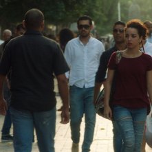 Appena apro gli occhi - Canto per la libertà: Baya Medhaffer passeggia in una scena del film