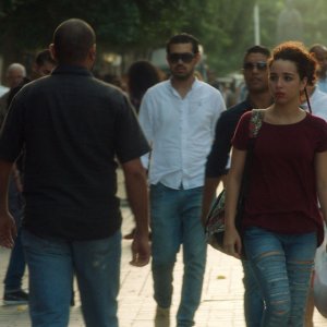 Appena apro gli occhi - Canto per la libertà: Baya Medhaffer passeggia in una scena del film