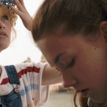 Bang Gang: Marilyn Lima e Daisy Broom in una scena del film