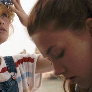 Bang Gang: Marilyn Lima e Daisy Broom in una scena del film