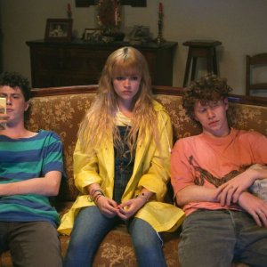 Bang Gang: Marilyn Lima (al centro) in una scena del film