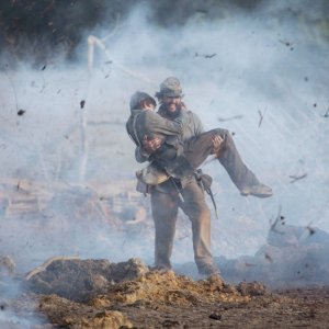 Free State of Jones: Matthew McConaughey e Jacob Lofland in una scena d'azione del film