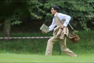 L'uomo che vide l'infinito: Dev Patel in una scena del film