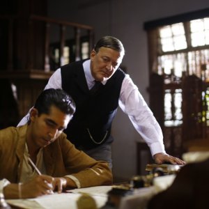 L'uomo che vide l'infinito: Dev Patel e Stephen Fry in una scena del film