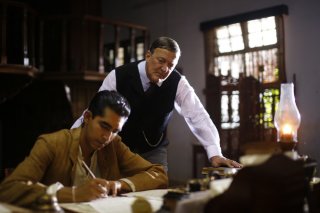 L'uomo che vide l'infinito: Dev Patel e Stephen Fry in una scena del film