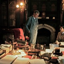 L'uomo che vide l'infinito: Jeremy Irons e Dev Patel in un momento del film