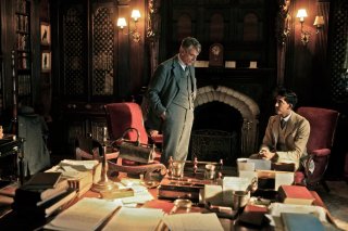 L'uomo che vide l'infinito: Jeremy Irons e Dev Patel in un momento del film