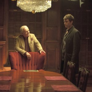 Misconduct: Anthony Hopkins e Josh Duhamel in una scena del film
