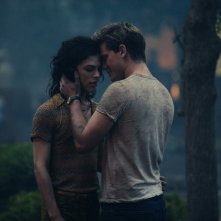 Stonewall: Jonny Beauchamp e Jeremy Irvine in una scena del film