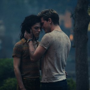 Stonewall: Jonny Beauchamp e Jeremy Irvine in una scena del film