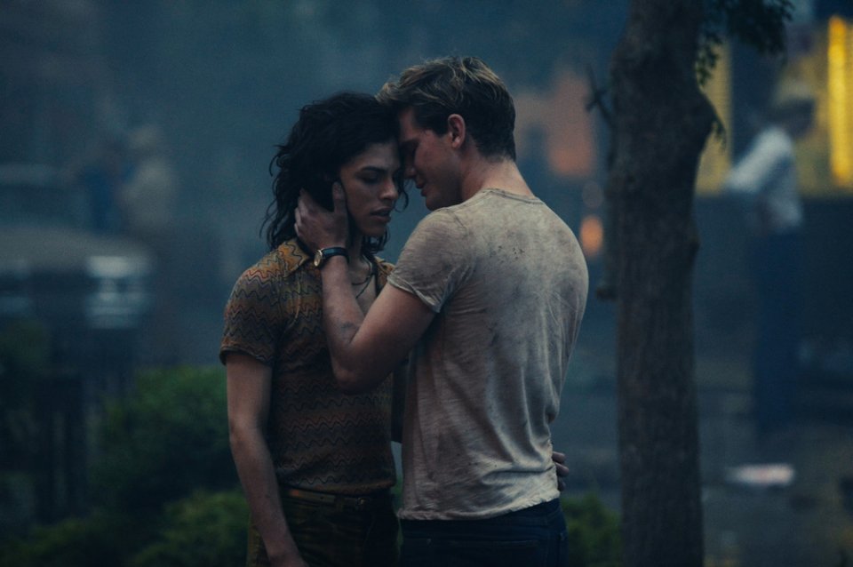 Stonewall: Jonny Beauchamp e Jeremy Irvine in una scena del film