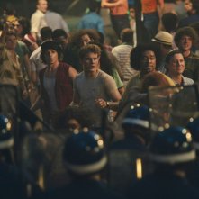 Stonewall: Jeremy Irvine in una movimentata scena del film