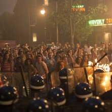 Stonewall: una scena di scontro con la polizia del film