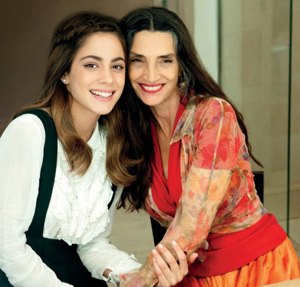 Tini - La nuova vita di Violetta: Ángela Molina e Martina Stoessel in un'immagine promozionale