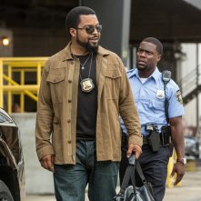 Un poliziotto ancora in prova: Kevin Hart e Ice Cube in una scena del film
