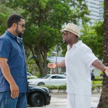 Un poliziotto ancora in prova: Ice Cube e Kevin Hart in una scena del film