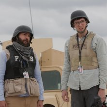 Whiskey Tango Foxtrot: Christopher Abbott e Nicholas Braun in una scena del film