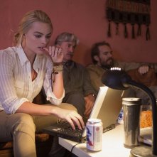 Whiskey Tango Foxtrot: l'affascinante Margot Robbie in una scena del film