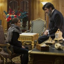 Whiskey Tango Foxtrot: Tina Fey e Alfred Molina in una scena del film