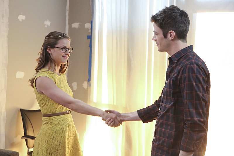 Supergirl: Kara shakes hands with Barry in the episode World's Finest