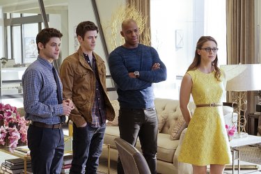 Supergirl: Grant Gustin con alcuni dei protagonisti della serie CBS in World's Finest