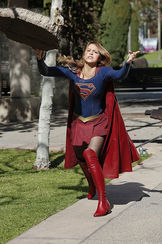 Supergirl: l'attrice Melissa Benoist in una scena d'azione di World's Finest