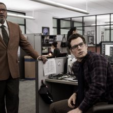 Batman v Superman: gli attori Laurence Fishburne e Henry Cavill in una foto del film