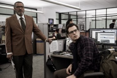 Batman v Superman: gli attori Laurence Fishburne e Henry Cavill in una foto del film