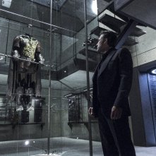 Batman v Superman: Batman osserva il costume di Robin