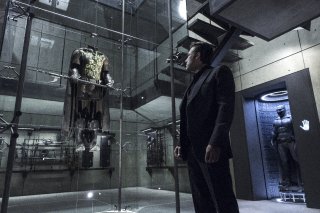 Batman v Superman: Batman osserva il costume di Robin