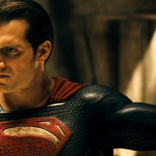 Batman v Superman: Henry Cavill tiene in mano la maschera di Batman