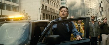 Batman v Superman: Ben Affleck è Bruce Wayne in una foto del film