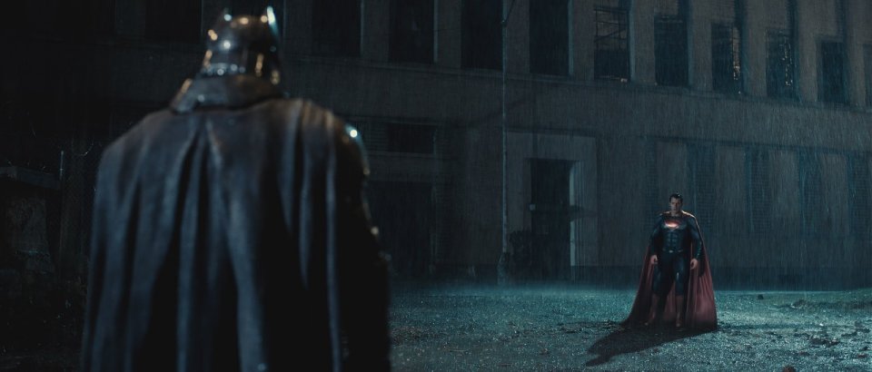Batman v Superman: i due eroi si affrontano in una foto del film