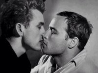 Marlon Brando e James Dean: sesso sadomaso e threesome per i due divi?