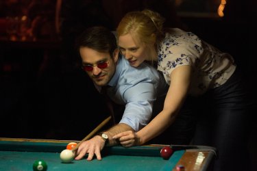 Daredevil: Charlie Cox e Deborah Ann Woll giocano a biliardo