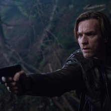 Il nostro traditore tipo: Ewan McGregor con una pistola in mano