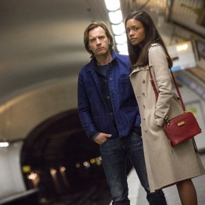 Il nostro traditore tipo: Naomie Harris ed Ewan McGregor in una scena del film