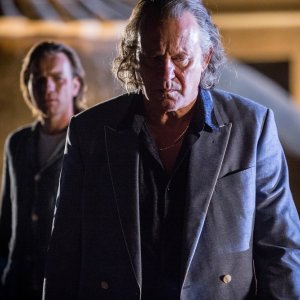 Il nostro traditore tipo: Stellan Skarsgård e Ewan McGregor in una scena del film