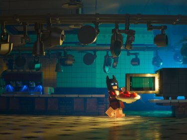 The Lego Batman Movie: Batman porta un vassoio verso il microonde in una foto del film