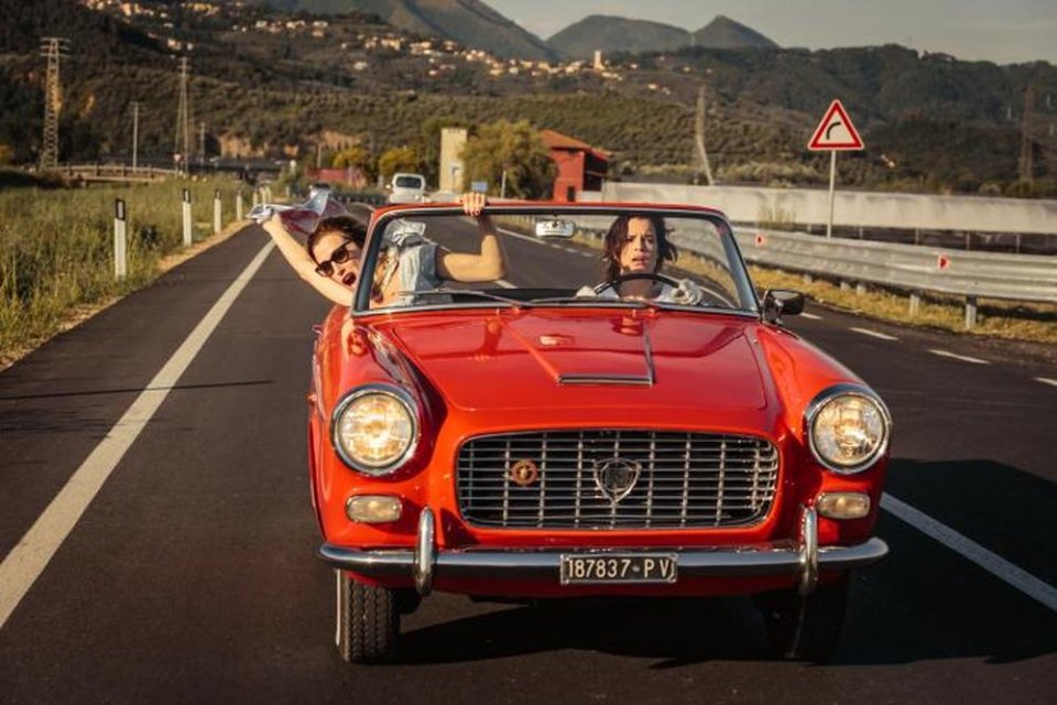La pazza gioia: Valeria Bruni Tedeschi e Micaela Ramazzotti in macchina in una scena del film
