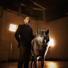 Il libro della giungla: Giancarlo Esposito posa accanto ad Akela