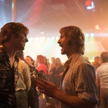 Tutti vogliono qualcosa: Blake Jenner e Glen Powell in una scena del film