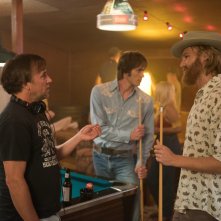 Tutti vogliono qualcosa: Blake Jenner, Wyatt Russell e il regista Richard Linklater sul set del film