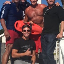Baywatch: David Hasselhoff posa per una foto di gruppo sul set