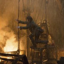 Victor - La storia segreta del Dottor Frankenstein: Daniel Radcliffe in azione in un momento del film